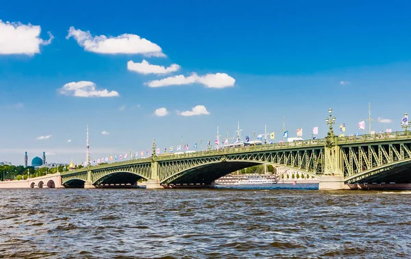 Trinity Bridge (Troitskiy Bridge) in Saint Petersburg on a beaut — Stock Photo, Image