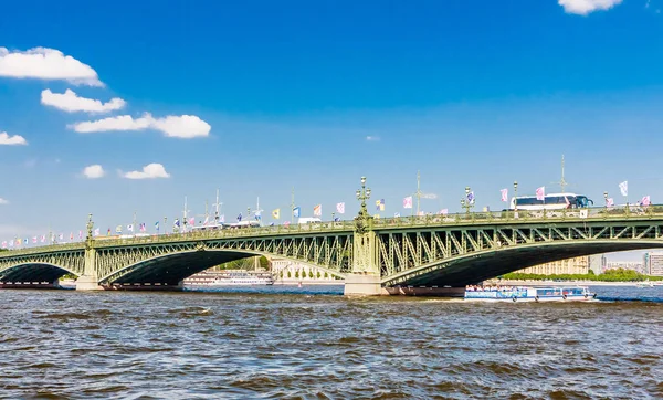 Trinity Bridge (Troitskiy Bridge) in Saint Petersburg on a beaut — Stock Photo, Image