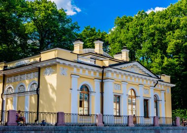 St. Petersburg 'da. Yaz Bahçesindeki Kahve Evi