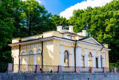 St. Petersburg 'da. Yaz Bahçesindeki Kahve Evi