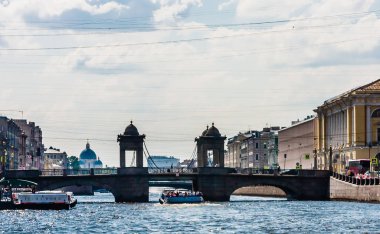 Fon 'daki Lomonosov köprüsü yakınlarında turistlerle dolu bir tekne.