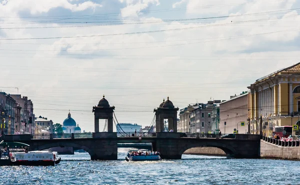 Łódź wycieczkowa z turystami w pobliżu mostu Lomonosov na Fon — Zdjęcie stockowe
