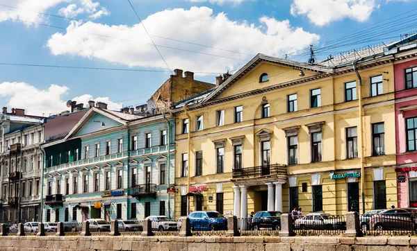 Tenement case sul argine del fiume Fontanka. Ex case — Foto Stock