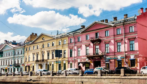 Kamienice przy nabrzeżu rzeki Fontanka. Dawne domy — Zdjęcie stockowe