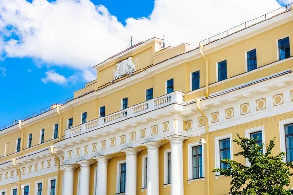 Фрагмент фасада Юсуповского дворца на Мойке в Санкт-Петербурге , — стоковое фото