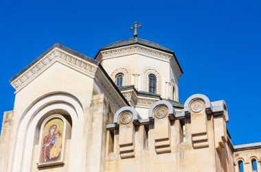 Tiflis 'in Kutsal Üçlü Katedrali' nin giriş kapısı.