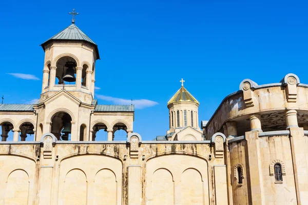 Fragmento de capilla y catedral de Sameba Tsminda en Tiflis (Hol —  Fotos de Stock