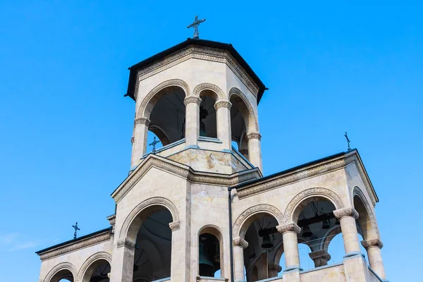 Vista a la capilla en el sitio a la Catedral de Sameba Tsminda en Tiflis (H —  Fotos de Stock