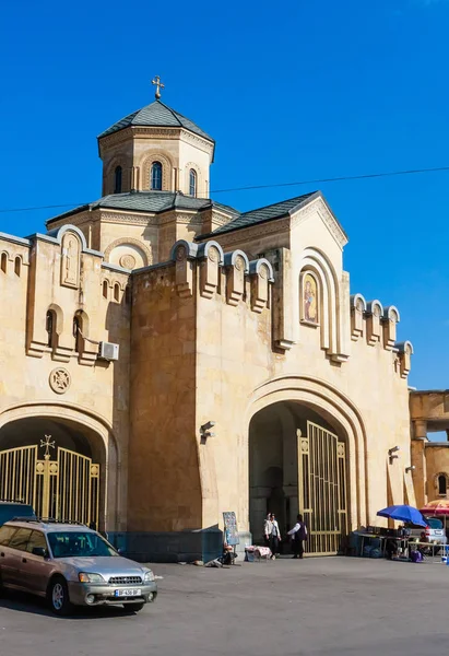 Puerta de entrada de la Catedral de la Santísima Trinidad de Tiflis comúnmente conocido un — Foto de Stock