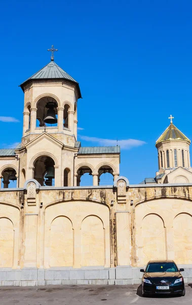 Fragment of  chapel and Sameba Cathedral Tsminda in Tbilisi (Hol — Stock Photo, Image