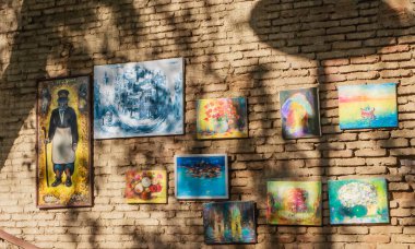 Tablolar Tiflis şehir merkezindeki Kuru Köprü Pazarı 'nda. İşaret.