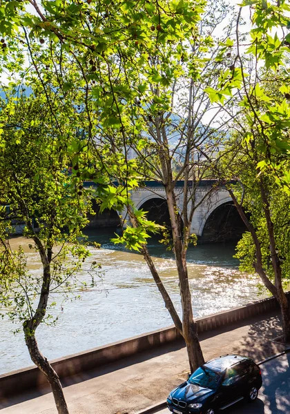 La vista sobre el antiguo puente de Saarbrucken sobre el río Kura, T —  Fotos de Stock