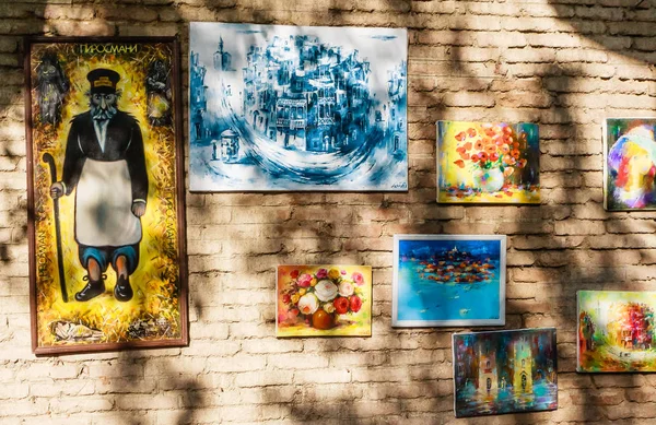 Paintings at Dry Bridge Market in downtown of Tbilisi. The Marke — Stock Photo, Image