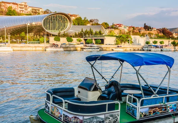 Tourist boat cruising on the Kura River and Concert Music Theatr — Stock Photo, Image