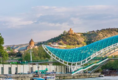 Sololaki Tepesi ve eski kasabayla Barış Köprüsü manzarası