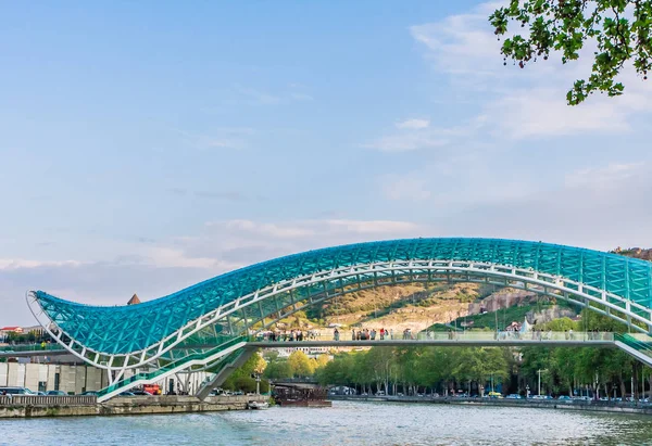 The view on the Peace Bridge with the Sololaki Hill and old town — Stock Photo, Image