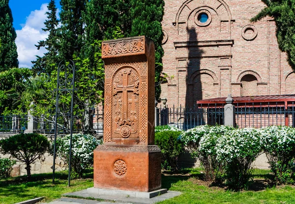 Khachkar at the Ejmiatsin Church of Armenian Apostolic church, l — Stock Photo, Image