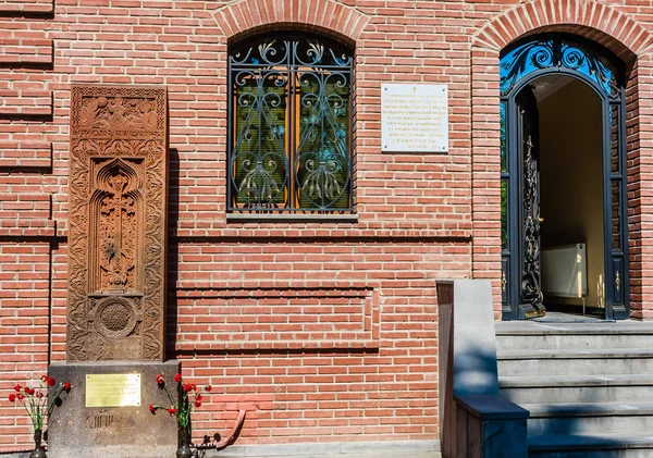 Khachkar met fijne patronen aan de muur Ejmiatsin Kerk van Ar — Stockfoto