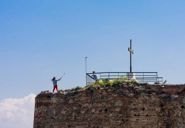 Tourist taking selfies at the fortress of Narikala the main sigh — ストック写真
