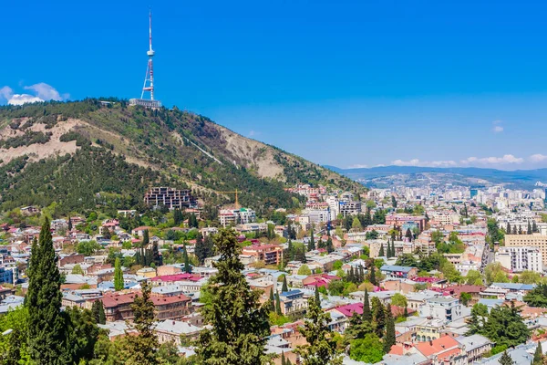 Tour de radiodiffusion de Tbilissi TV sur vue panoramique de la ville de Tbilissi — Photo