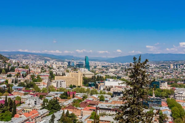 Vue panoramique de la ville de Tbilissi depuis Sololaki Hill, la vieille ville et — Photo