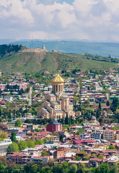 Vista de la ciudad de Tiflis desde Sololaki Hill, casco antiguo y arco moderno — Foto de Stock
