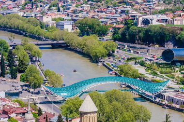 Sololaki Hill 'den Tiflis' in panoramik manzarası, eski kasaba ve modern mimari. Barış Köprüsü Başkanlık ve Konser Müzik Tiyatrosu Sergi Salonu. Georgia