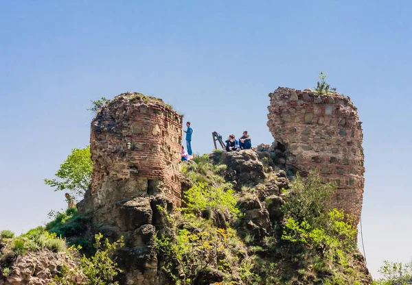 Turisták Lenéznek Akik Megmászták Narikalát Egy Ősi Erődöt Kilátással Grúzia — Stock Fotó