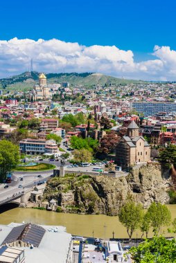Metekhi tapınağı, resmi olarak Kura nehrinin üzerindeki bir kayanın üzerinde bulunuyor. Tiflis 'in kartvizitlerinden biri. Georgia.