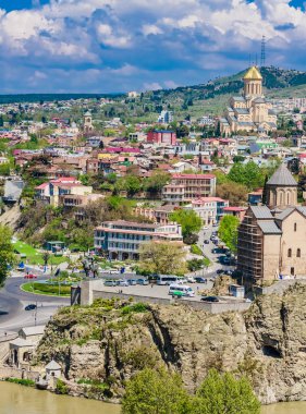 Sololaki Hill 'den Tiflis şehri manzarası, eski kasaba ve modern mimari. Georgia