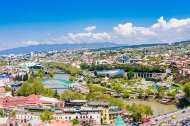 Barış Köprüsü Altındaki Kura Mtkvari Nehri ve Baratashvili Köprüsü, Embankment, Adalet Evi ve Şehir Mahallesi, Tiflis, Georgia
