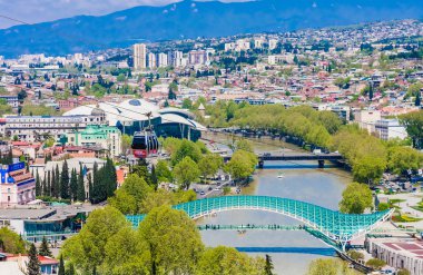 Barış Köprüsü Altındaki Kura Mtkvari Nehri ve Baratashvili Köprüsü, Embankment, Adalet Evi ve Şehir Mahallesi, Tiflis, Georgia