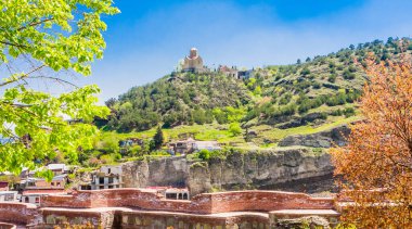 Tepedeki Dönüşüm Kilisesi 'nin Georgia Tabor Manastırı' ndan. Narikala Kalesinden Görünüm