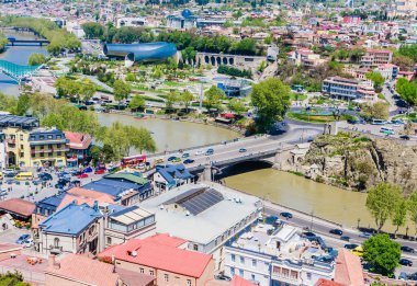 Narikala Kalesi 'nden Tiflis' in panoramik manzarası, eski kasaba ve modern mimari. Barış Köprüleri Başkanlığı, Baratashvili ve Metekhi Konser Müzik Tiyatrosu Sergisi Salonu. Başkanlık İdare Sarayı, Gürcistan