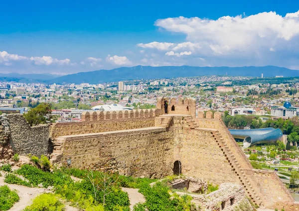 Fragment Murów Twierdzy Narikala Tbilisi Domów Starego Miasta Widoczne Tle — Zdjęcie stockowe