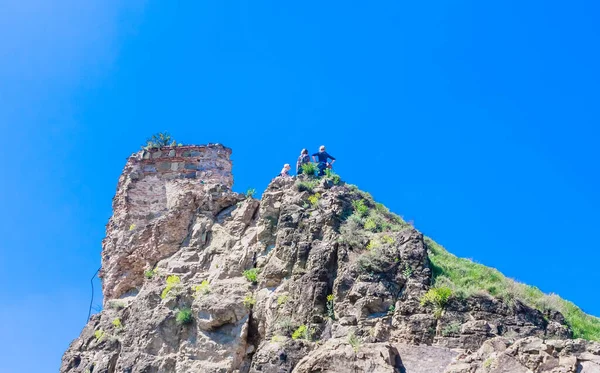 Turisták Lenéznek Akik Megmászták Narikalát Egy Ősi Erődöt Kilátással Grúzia — Stock Fotó
