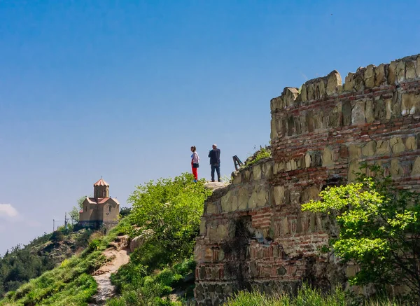 Turisták Lenéznek Akik Megmászták Narikalát Egy Ősi Erődöt Kilátással Grúzia — Stock Fotó