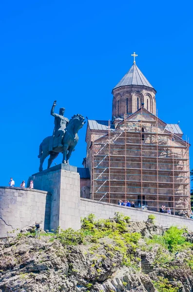 Iglesia Metekhi Monumento Rey Vakhtang Gorgasali Tiflis Georgia — Foto de Stock