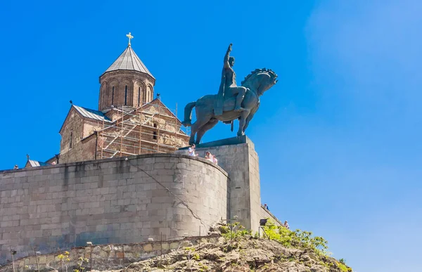 Iglesia Metekhi Monumento Rey Vakhtang Gorgasali Tiflis Georgia —  Fotos de Stock