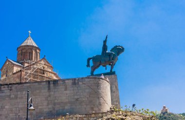 Tiflis, Gürcistan 'daki Metekhi Kilisesi ve Kral I. Vakhtang Anıtı
