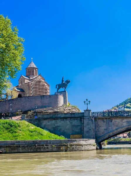 Igreja Metekhi Ponte Metekhi Monumento Rei Vakhtang Gorgasali Tbilisi Geórgia — Fotografia de Stock