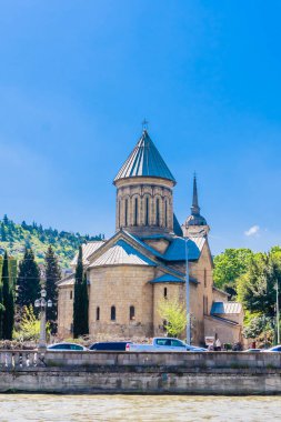 Tiflis, Georgia 'daki Sioni Katedrali ve Kura Nehri