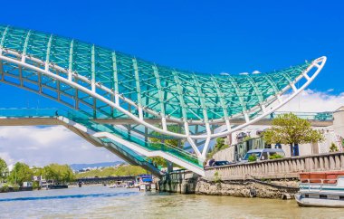 Tiflis, Georgia. Kura Nehri üzerindeki Barış Köprüsü