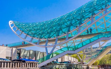 Tiflis, Georgia. Kura Nehri üzerindeki Barış Köprüsü