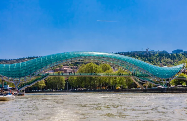 View Peace Bridge Sololaki Hill Old Town Buildings Background Tbilisi — Stock Photo, Image