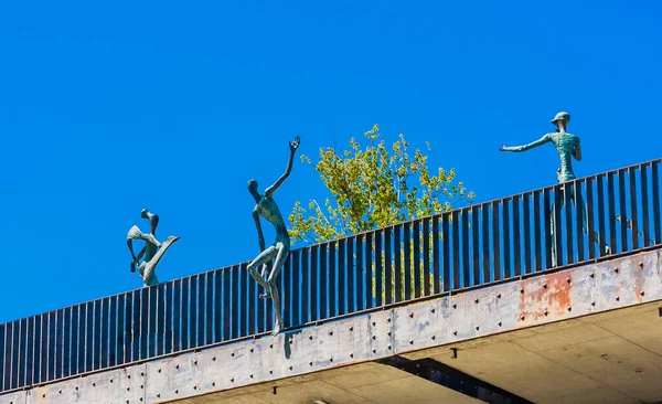 Estatuas Bronce Juguetón Ali Nino Héroes Literarios Famosos Fotógrafo Puente —  Fotos de Stock