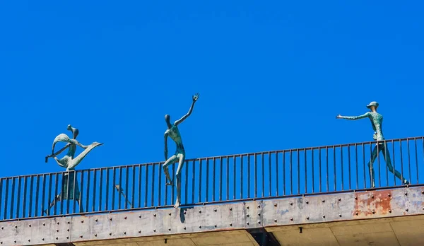 有名な文学的英雄であり 愛の橋であるバラタシュヴィリ橋の写真家であるアリとニノの遊び心のあるブロンズ像が トビリシ ジョージア州のクラクラ川を渡っています — ストック写真