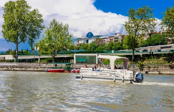 Turistahajó Cirkáló Kura Folyó Központjában Tbiliszi Grúziában — Stock Fotó