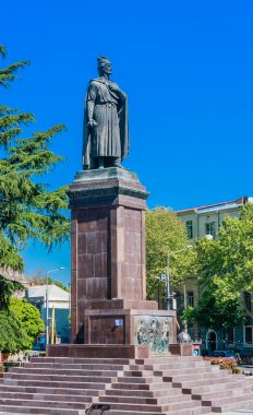 12. yüzyılın ünlü Gürcü şair ve devlet adamı Shota Rustaveli 'nin Tiflis şehir merkezindeki anıtı. Gürcistan Cumhuriyeti