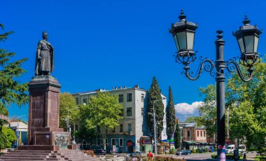 12. yüzyılın ünlü Gürcü şair ve devlet adamı Shota Rustaveli 'nin Tiflis şehir merkezindeki anıtı. Gürcistan Cumhuriyeti